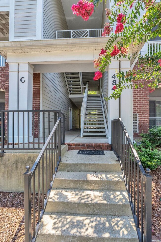 Foto del edificio - Stylish Condo with Balcony Views in South Nashville