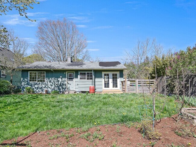 Foto del edificio - 1066 NE Madrona St