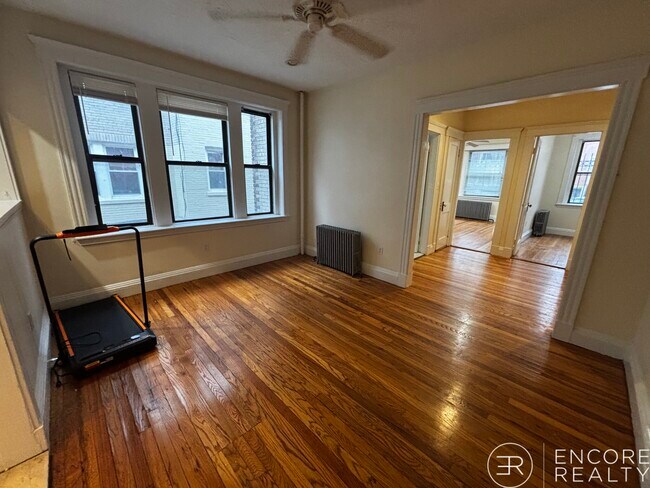 Building Photo - 240 Kelton St