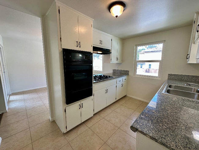 Building Photo - 1991 Evergreen St