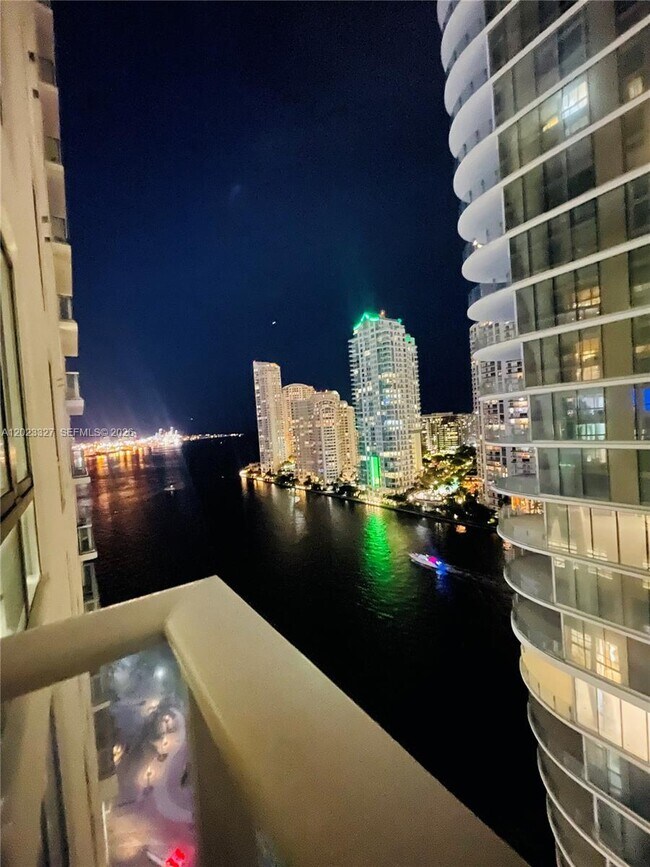 Foto del edificio - 300 S Biscayne Blvd