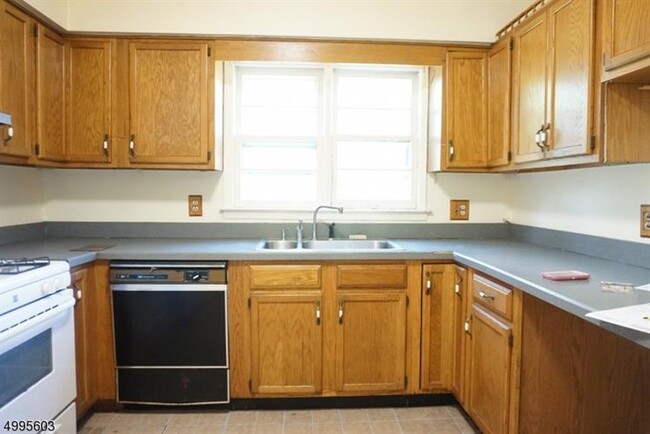 Building Photo - 728 Pompton Ave