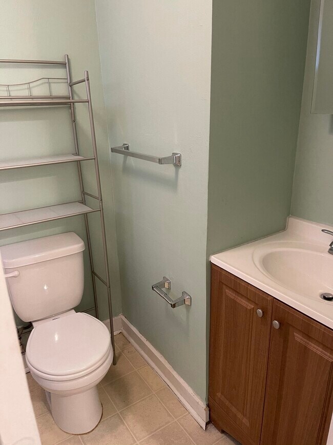 BATHROOM - 8 Belmont Ave