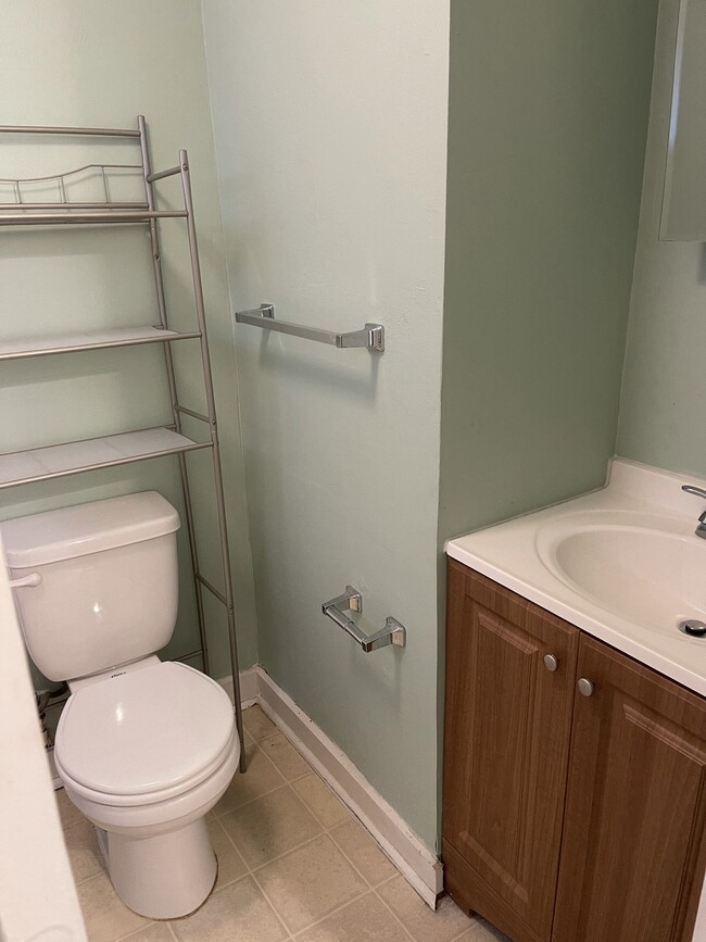 BATHROOM - 8 Belmont Ave