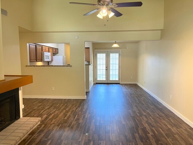 Foto del edificio - AUG 2026 PRE-LEASE!  Spacious 2 Bedroom Condo