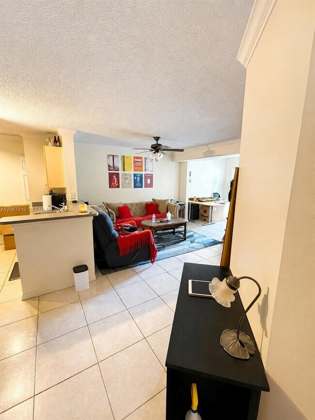 Foto del edificio - 2457 Centergate Dr