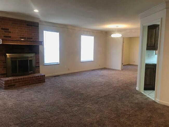Foto del edificio - 2 Masters - Lawn Care Provided  - 3 bds/3 ...