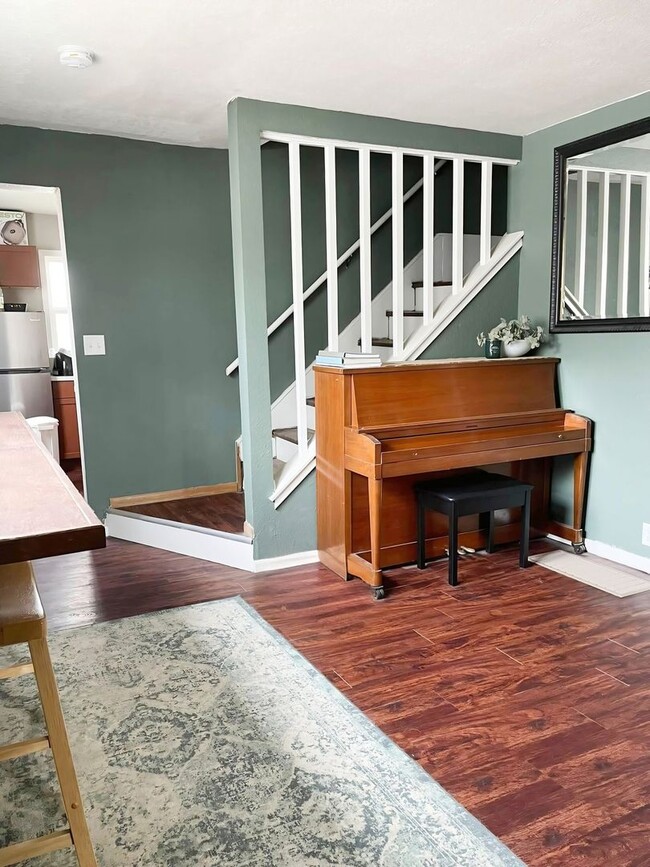 Building Photo - Charming & Cozy 3BR Retreat with Modern Touches in Quiet Des Moines Neighborhood