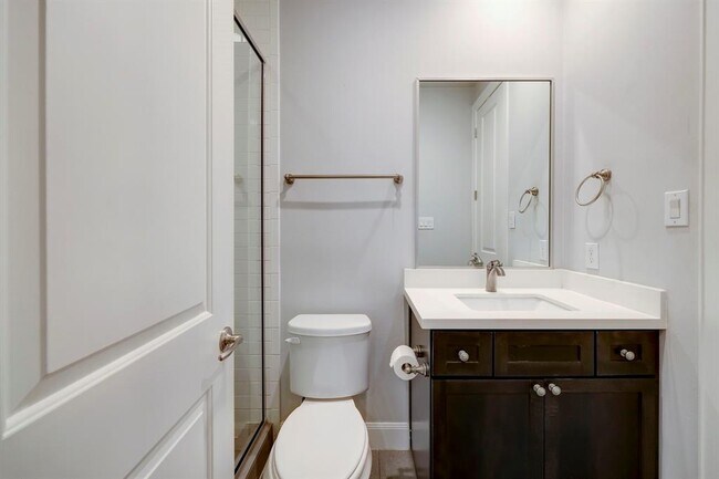 Foto del edificio - 1040 W 26th St