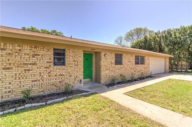Building Photo - 2505 Mesquite Ln
