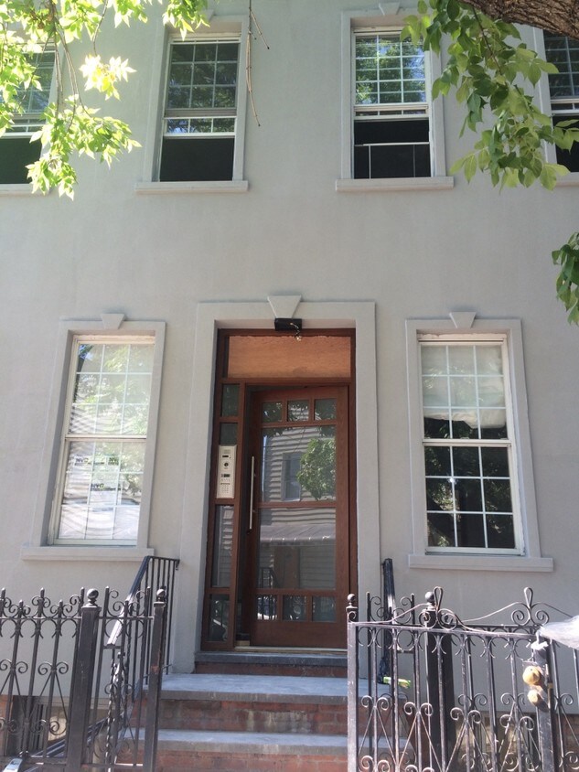 Primary Photo - 18-63 Linden St