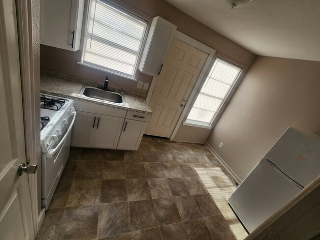 Building Photo - 1250 Estelle St