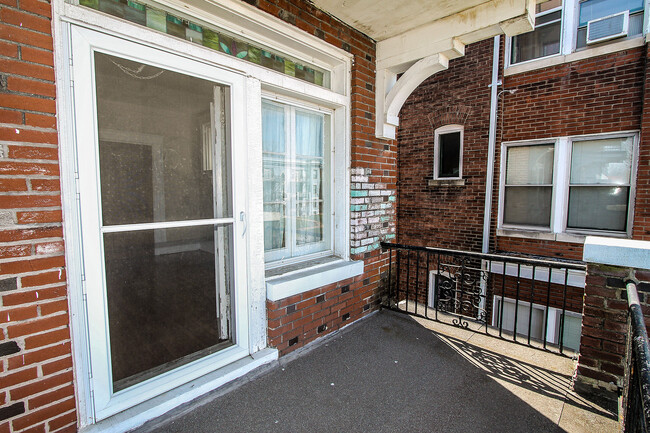 Building Photo - Rehabbed 2-bedroom apartment in the heart ...