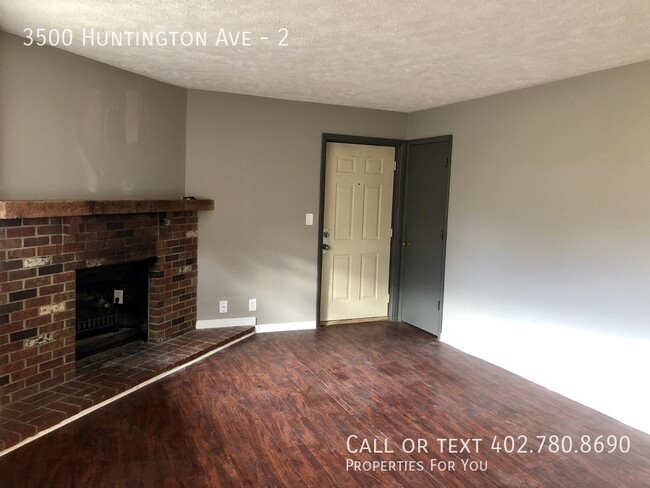 Building Photo - Spacious 2 bedroom 1 bath apartment!