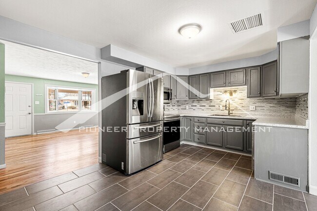 Foto del edificio - Spacious Home with Updated Kitchen and Fen...