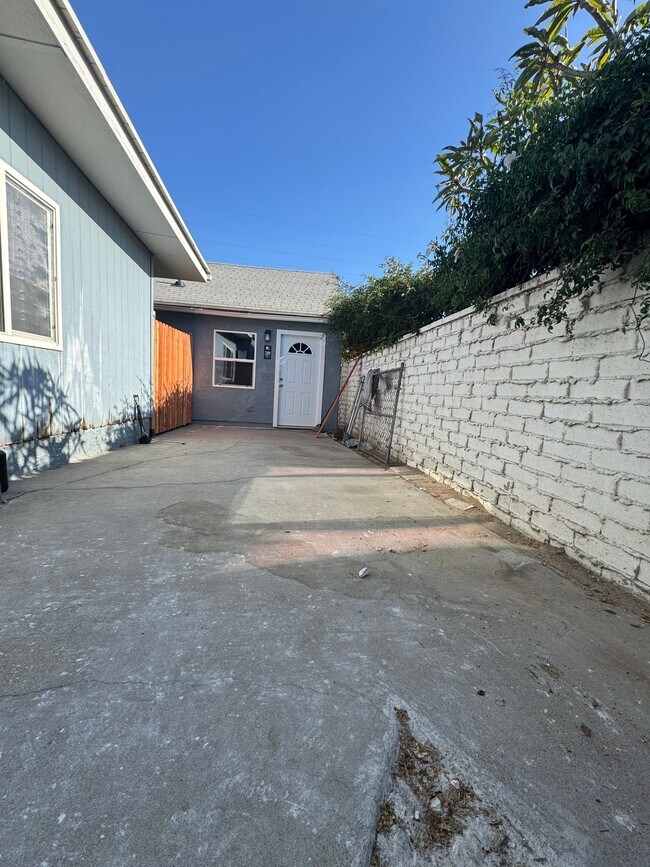 Building Photo - 1289 W 27th St