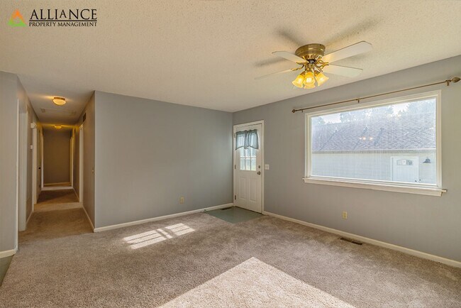 Foto del edificio - Spacious Rooms & Newer Carpet ~ Close to D...