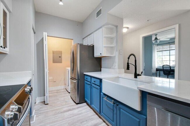 Foto del edificio - 7302 Myrtlewood Cir W