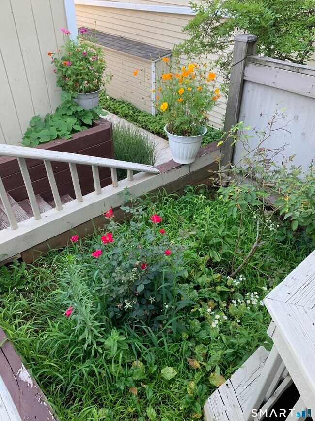 Foto del edificio - 630 Longfellow Dr