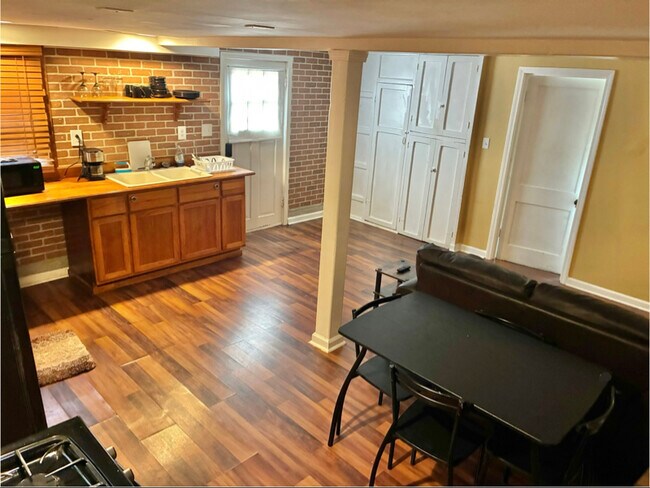 Building Photo - 724 Evelina St