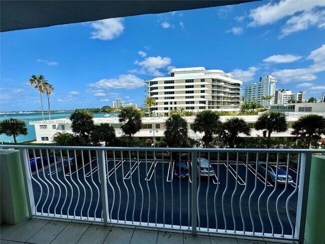 Foto del edificio - 10350 W Bay Harbor Dr