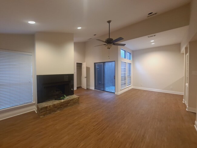 Building Photo - Location Location Location!  Beautiful 2/2...