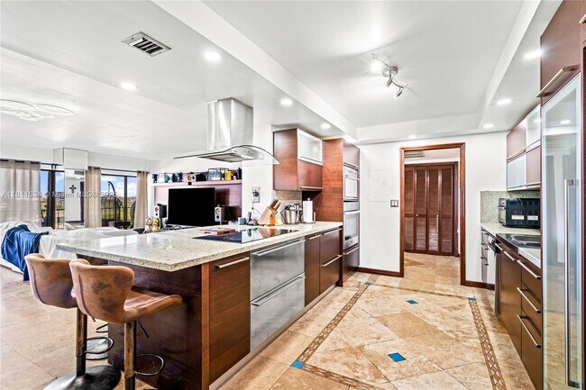 Foto del edificio - 1800 NE 114th St