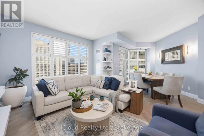 Photo du bâtiment - 300 Bloor St E