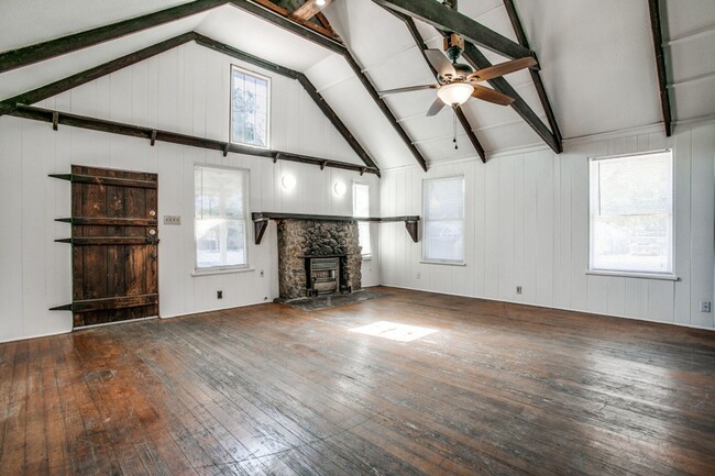 Building Photo - Cozy Rental with Loft near Woodlawn Lake!