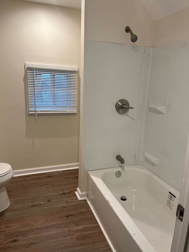 Foto del edificio - 5 Bedroom, 2 bath home