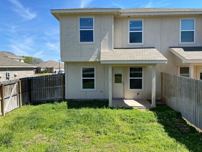 Building Photo - 1709 Castroville Trl