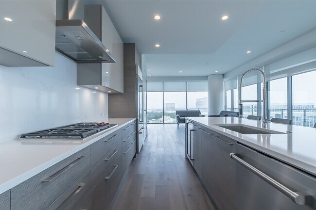 Foto del edificio - 7901 Windrose Ave.
