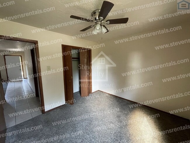 Building Photo - 1912 SW D Ave