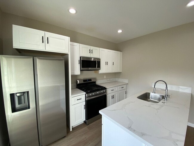 Building Photo - 5407/5409 Baja Dr.
