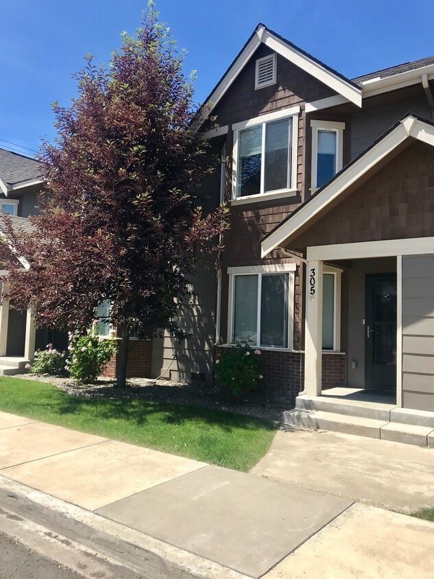 2 br, 1.5 bath House 305 N Wright Ave House Rental in Cle Elum, WA