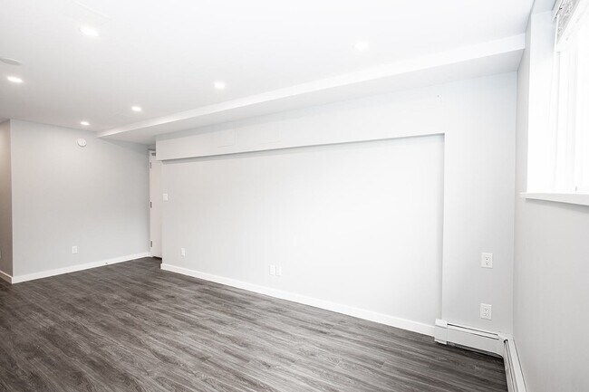 Salon - 585 Corydon Apartment