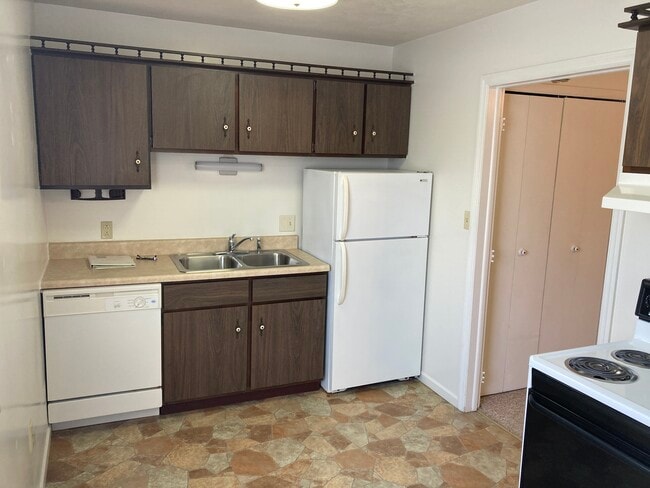 Building Photo - 2275 N Cable Rd