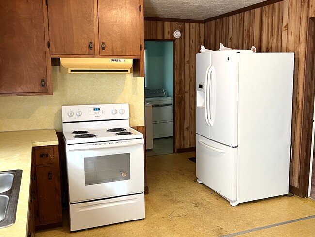 Stove & Refrigerator - 1045 Beulah Ln