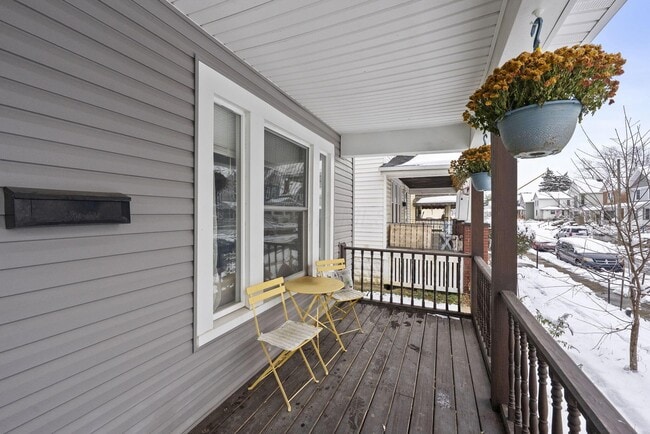 Building Photo - 664 Siebert St