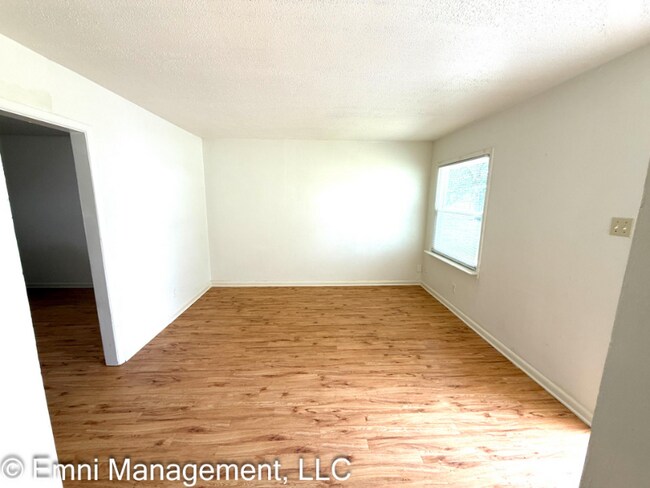 Building Photo - 807 Crockett Dr