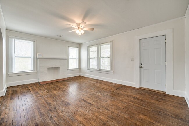 Building Photo - 2 Bedroom 1.5 bath All Brick Ranch in Rock...