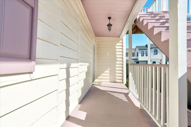 Building Photo - 8 Sires St