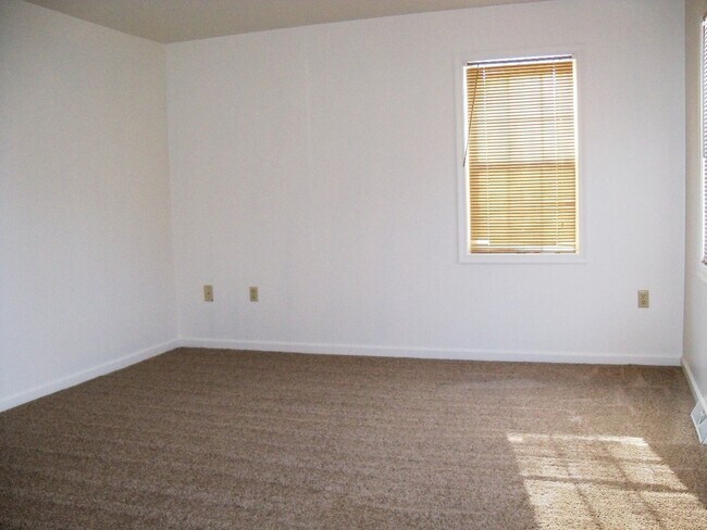 Building Photo - 48 Deep Hollow Ln