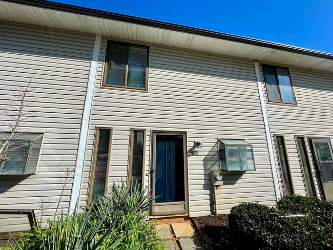 Great location! - Great location! Townhome