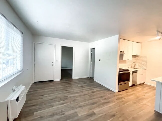 Building Photo - 1 Bedroom Apartment with Carport on Canyon Blvd