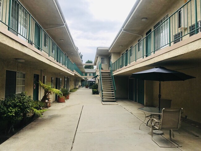Foto del edificio - 16850 Chatsworth St