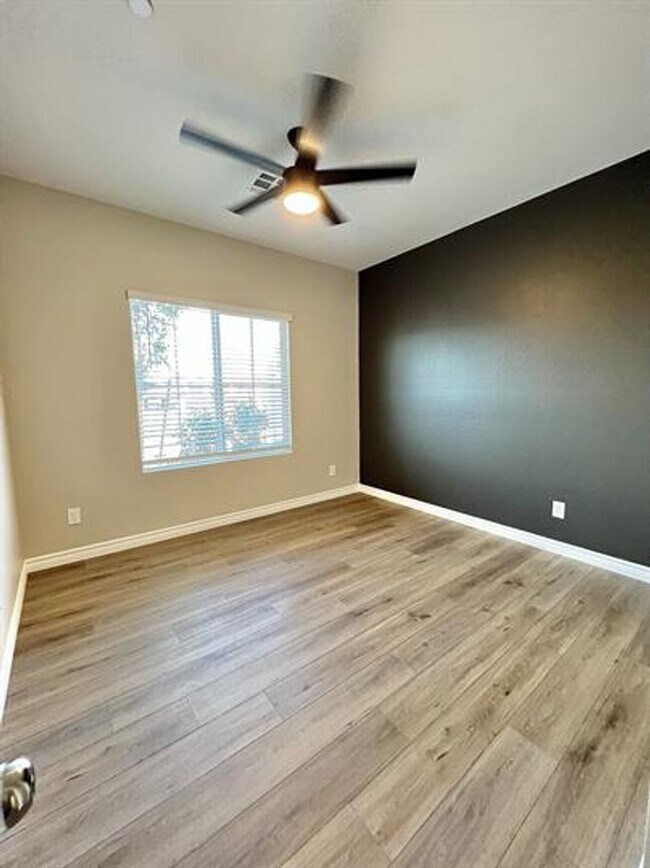 Foto del edificio - 3 Bedroom 2.5 Bathroom Townhome - Pet Friendly.