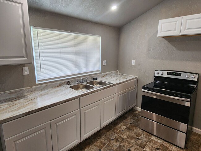 Foto del edificio - Centrally Located One Bedroom Duplex