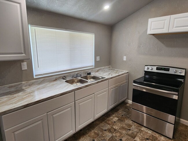 Building Photo - Centrally Located One Bedroom Duplex