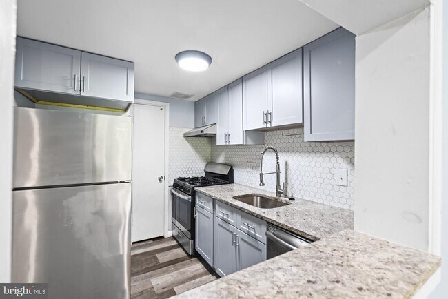 Foto del edificio - 7153 Donnell Pl
